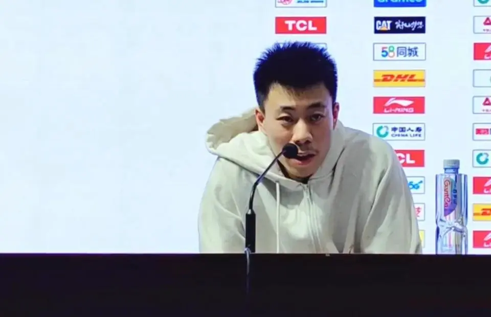 合考量, 张镇麟谈离, 挂在了球馆 合考量, 张镇麟谈离, 挂在了球馆