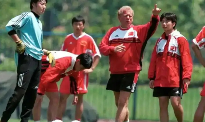 看球的球迷, 也注意脚下 看球的球迷, 也注意脚下